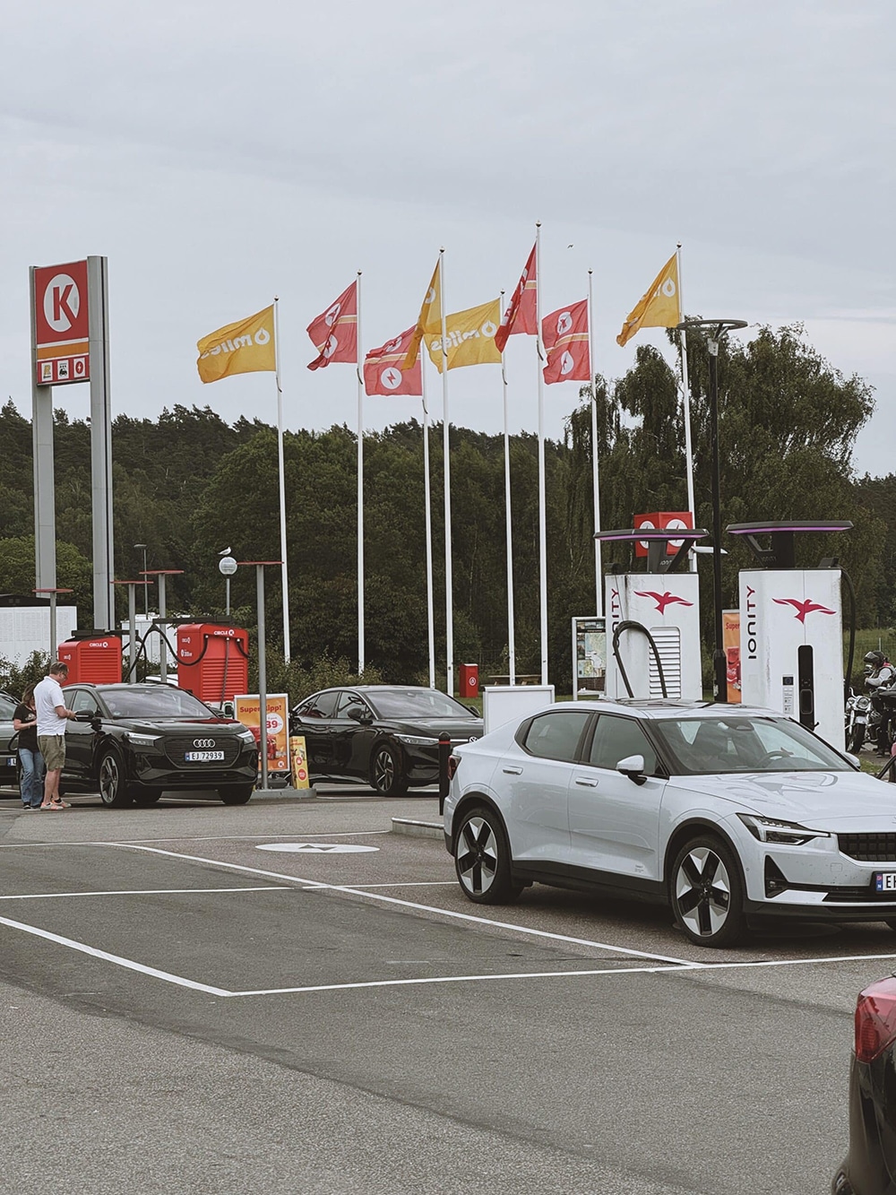 Elektrofahrzeuge an der Ladestation zeigen die Zukunft der Mobilität und den Fortschritt der Elektromobilität.